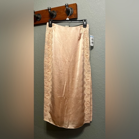 Macy's Elegant Cream Pencil Skirt - Picture 3 of 9